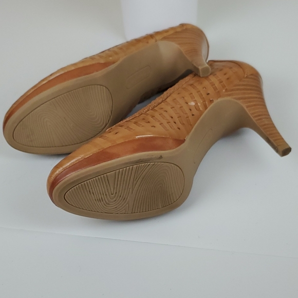 Andrew Geller, tan high heels. - Picture 4 of 7